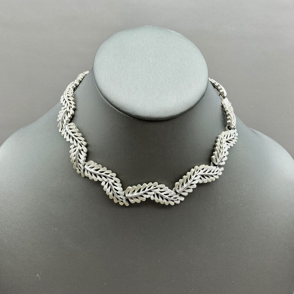 Vintage Trifari Necklace Silver Tone Textured Leaf Link Statement Collar 14"